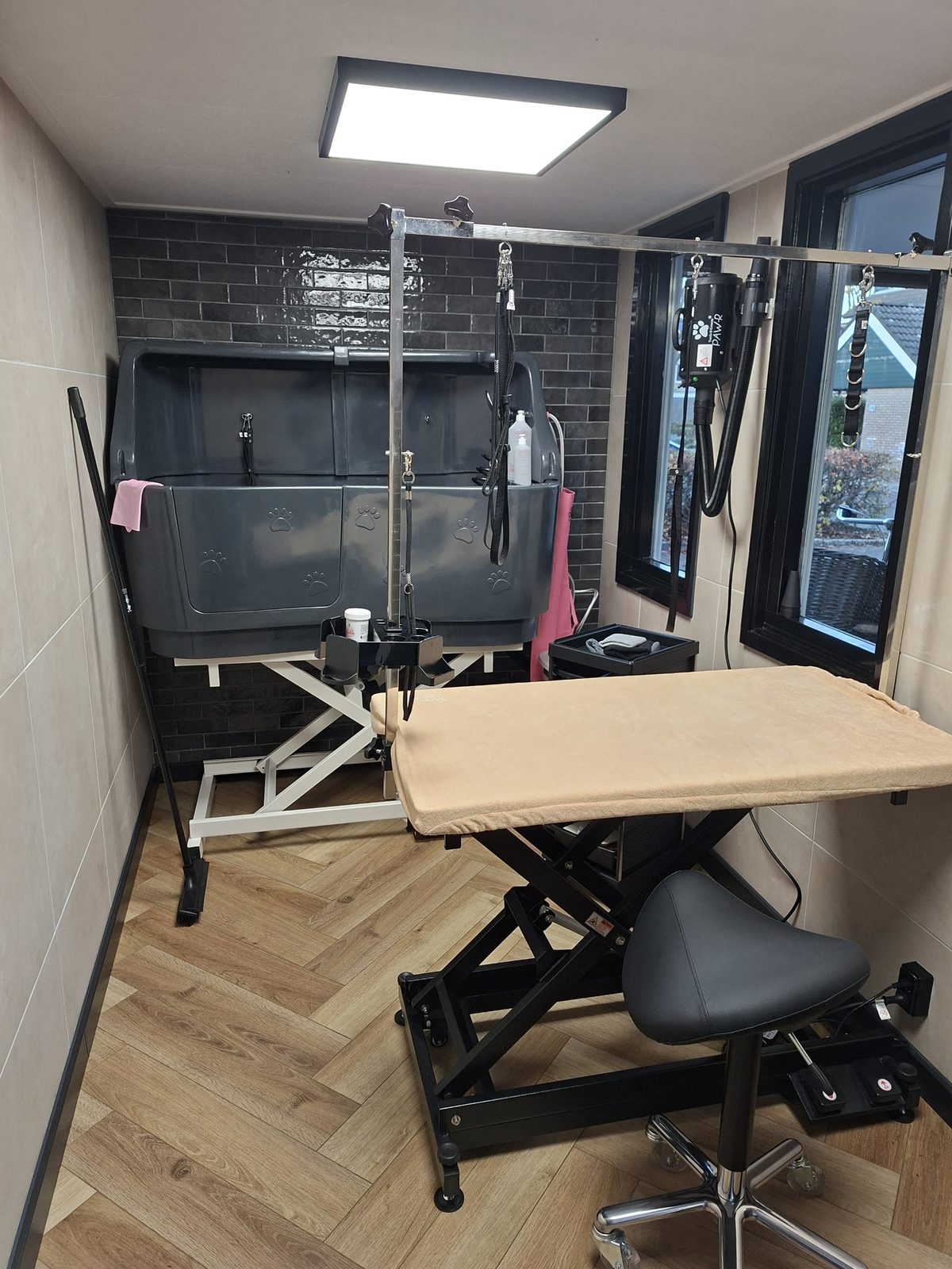De salon: trimtafel, bad en visgraatvloer